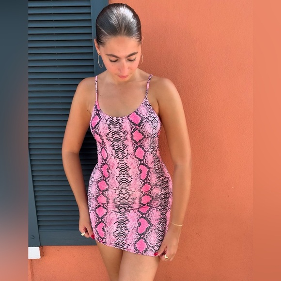 🔥.  Brand New! Snake Print Neon Pink Mini Dress - Picture 4 of 10